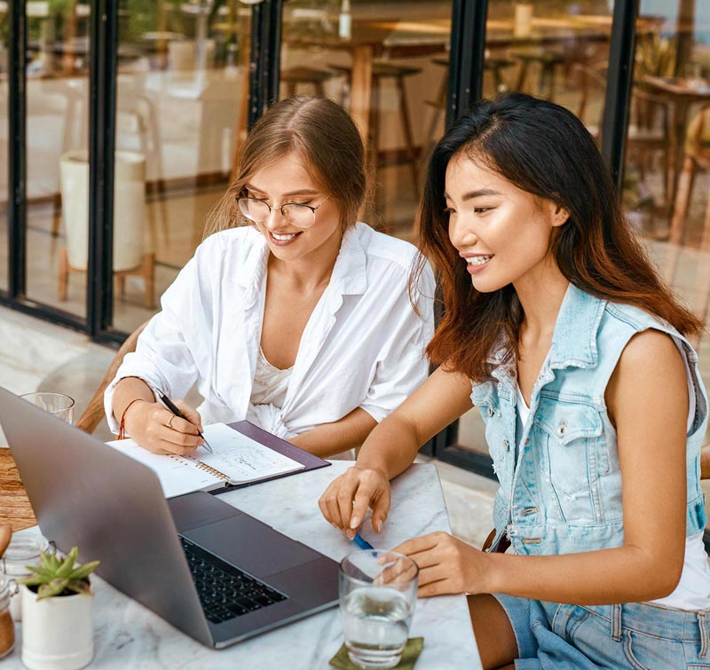 woman at the laptop in the restaurant